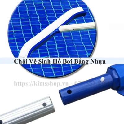 choi-ve-sinh-ho-boi-bang-nhua-loai-1